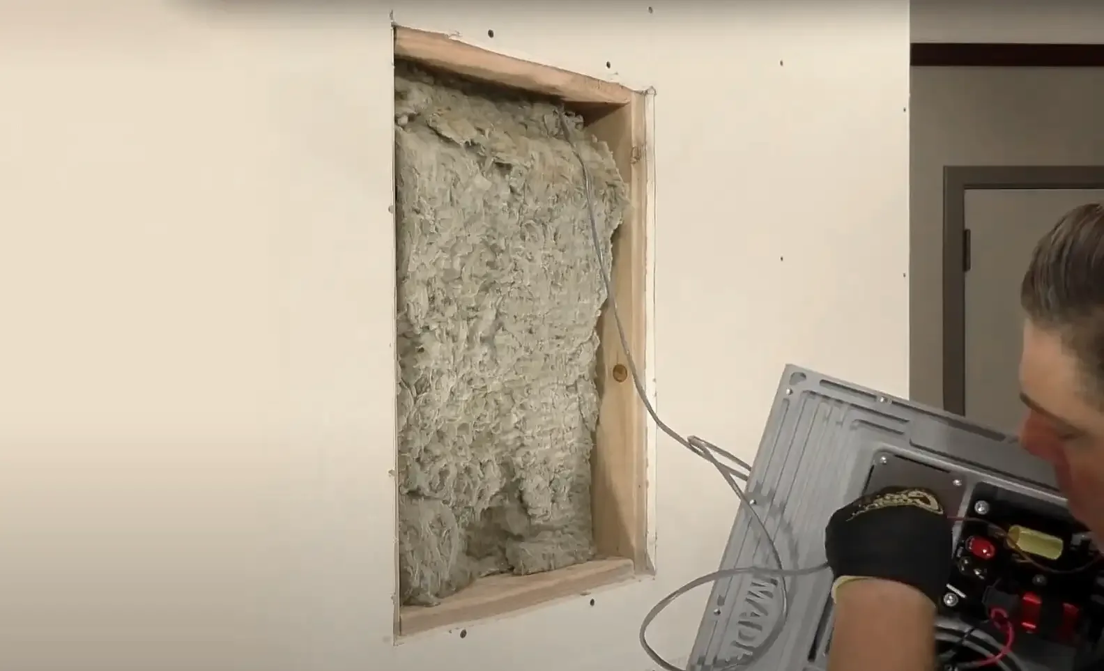 Verbinden Sie den unsichtbaren Lautsprecher von Stealth Acoustics mit dem Lautsprecherkabel aus der Einbauöffnung.