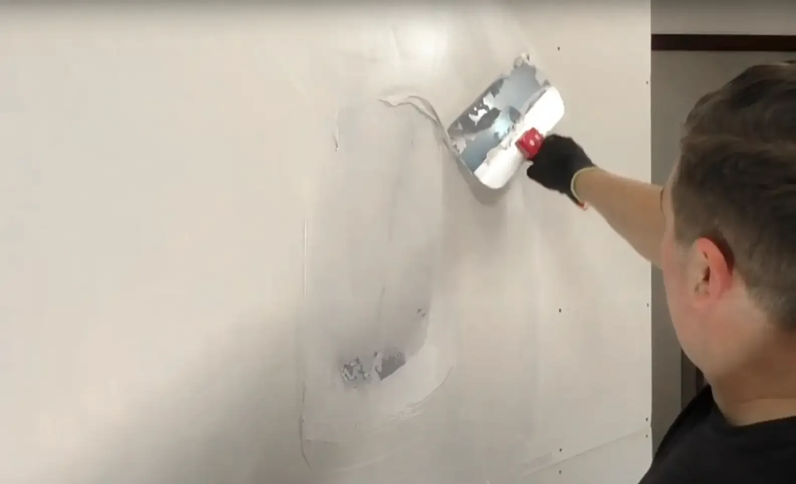 Verspachteln Sie die komplette Fläche auf eine gleichmäßige Höhe. Die maximale Spachteldicke auf dem Lautsprecher beträgt 2 mm.
